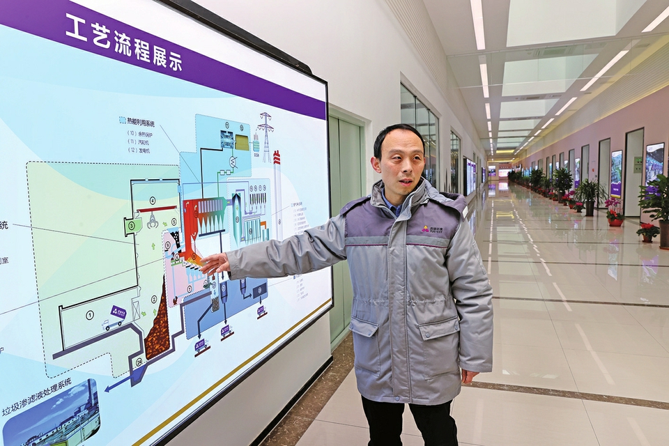 长清马山垃圾燃烧发电项目日燃烧约1500吨，，，，，年发电2亿度，，，，，可知足近6万户家庭一年的用电 垃圾燃烧 发电生金