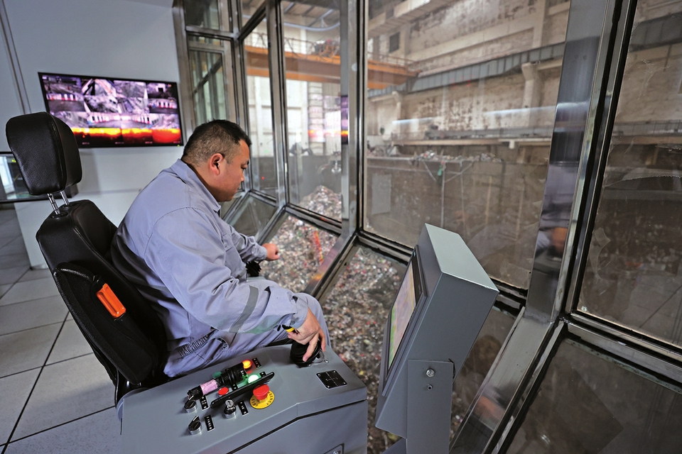 长清马山垃圾燃烧发电项目日燃烧约1500吨，，，，，年发电2亿度，，，，，可知足近6万户家庭一年的用电 垃圾燃烧 发电生金